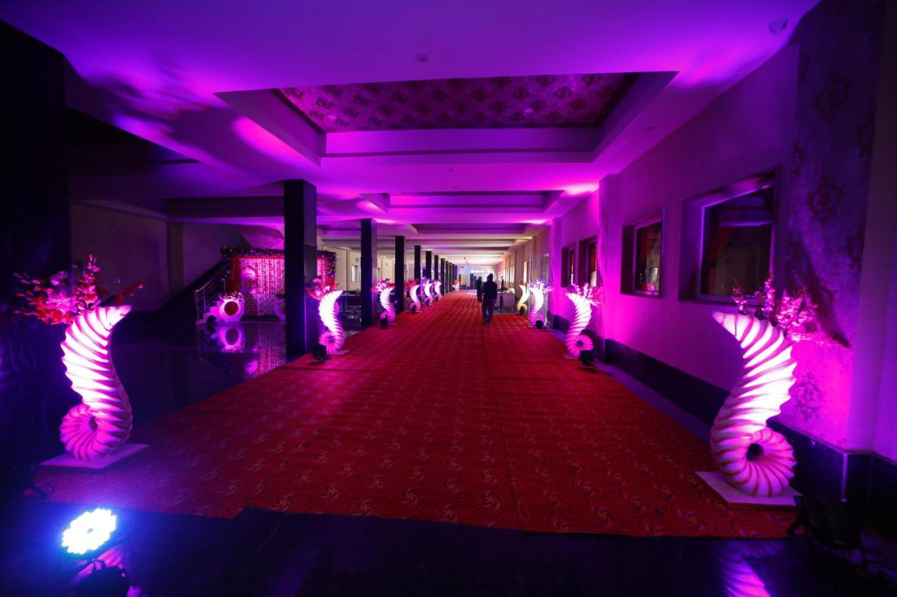 Hotel Rajwada Palace オルチャ エクステリア 写真